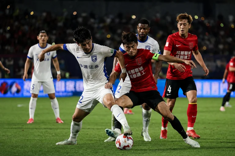 蓉城与三镇比赛中双方球员在禁区内争抢皮球的瞬间