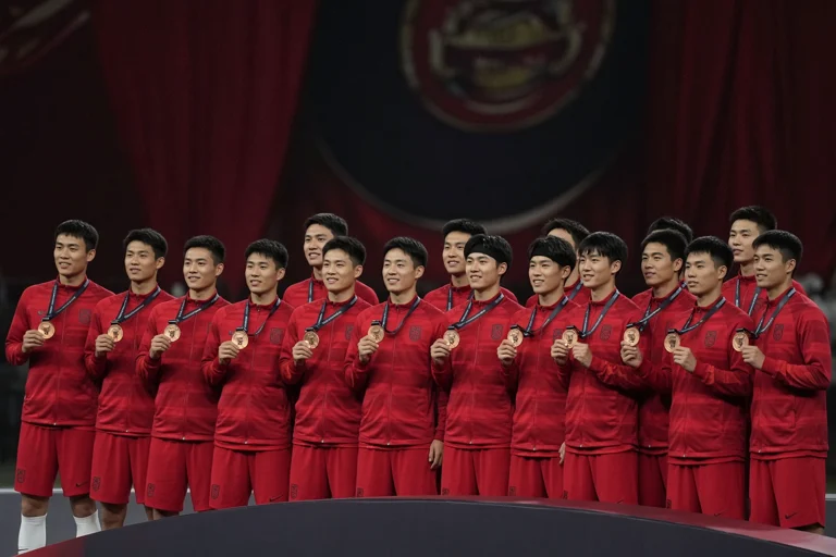 U23国足队员集体站上领奖台的赛后画面