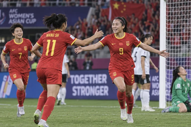 王霜送出助攻后，中国女足队员庆祝进球