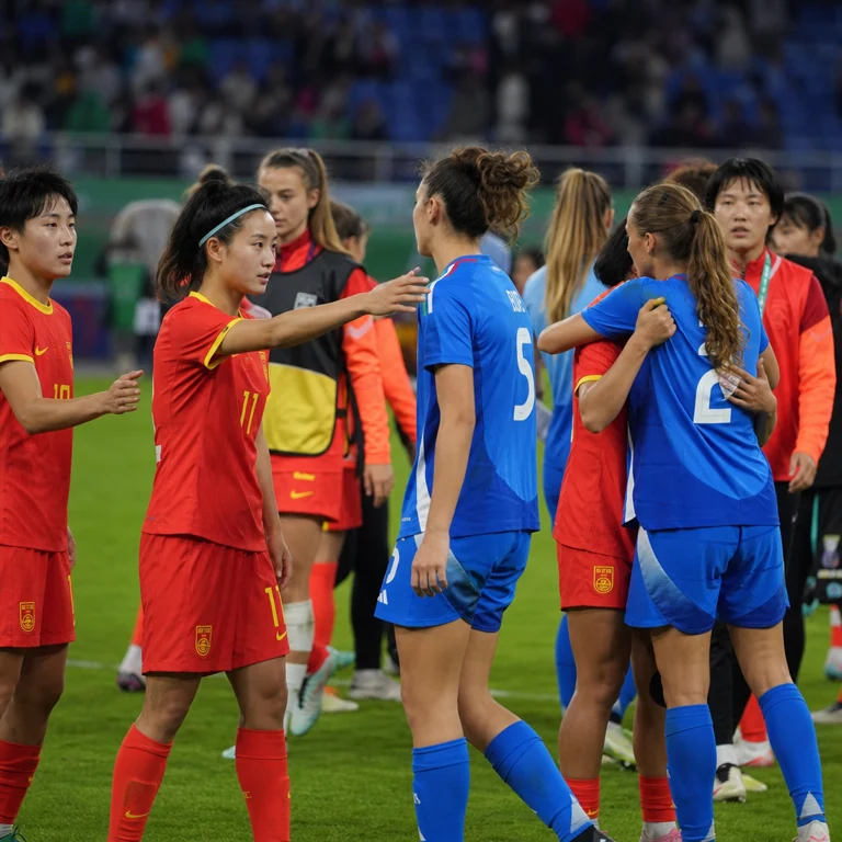 U20女足比赛现场，双方球员在点球大战后互相致意