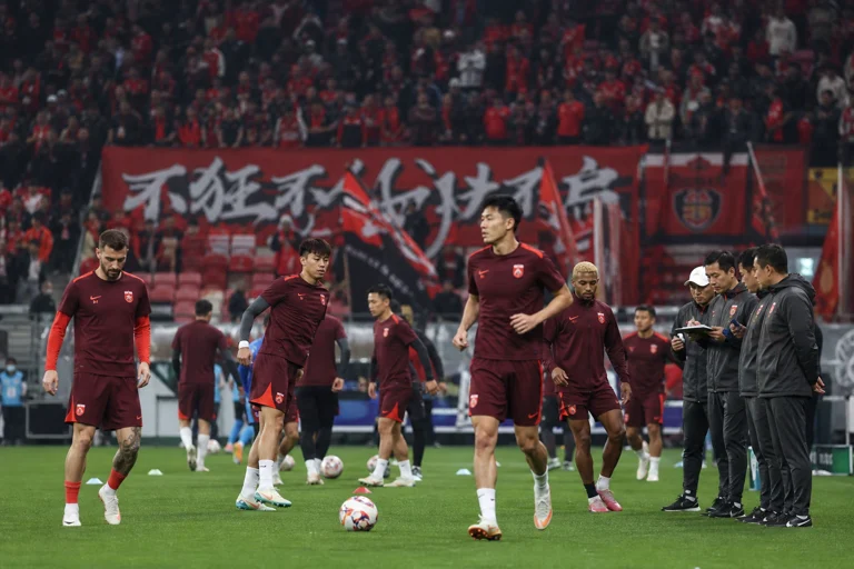 上海海港与山东泰山赛前对阵画面