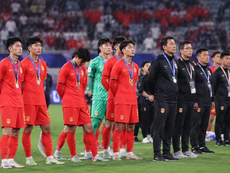 U23亚洲杯决赛后球员列队，展现赛事竞技氛围