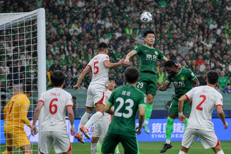 北京国安与新鹏城比赛中,球员在禁区内争抢头球瞬间